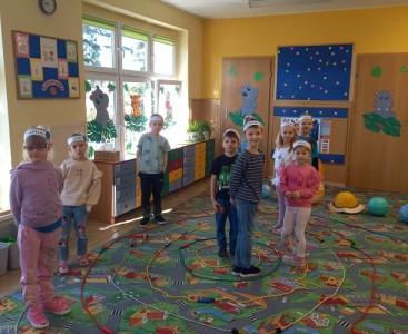 Zdjęcie ukazuje dzieci w trakcie zabawy muzyczno-ruchowej ,,W Układzie Słonecznym'. - powiększ