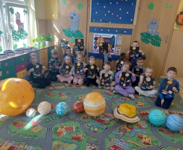 Na zdjęciu grupa Biedronek prezentuje swoje prace plastyczne.  - powiększ