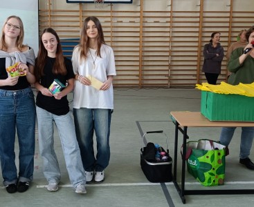 Reprezentantki szkoły w konkursach przedmiotowych z matematyki i biologii - powiększ