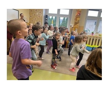 Zdjęcie przedstawia dzieci w trakcie spektaklu 'Przygody Mieszka I' - powiększ