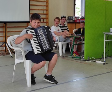 Mikosz grał na akordeonie - powiększ