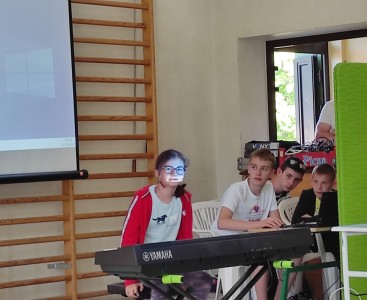 Aga ze swoim keyboardem - powiększ